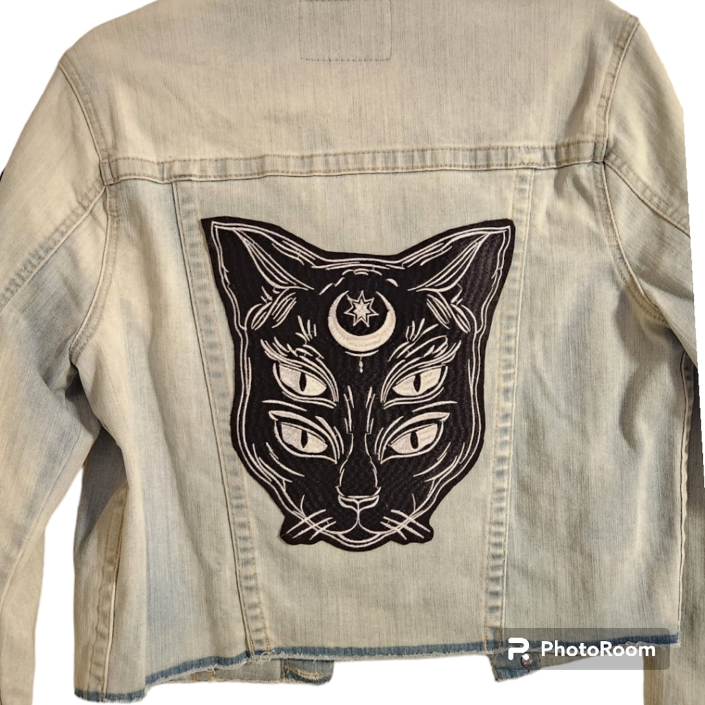 Jean jacket w embroidery patch One-of-a-kind